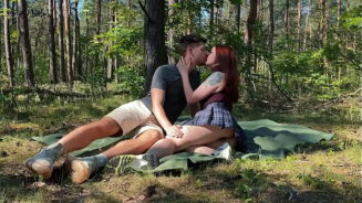 Publiczny seks w parze na pikniku w parku KleoModel